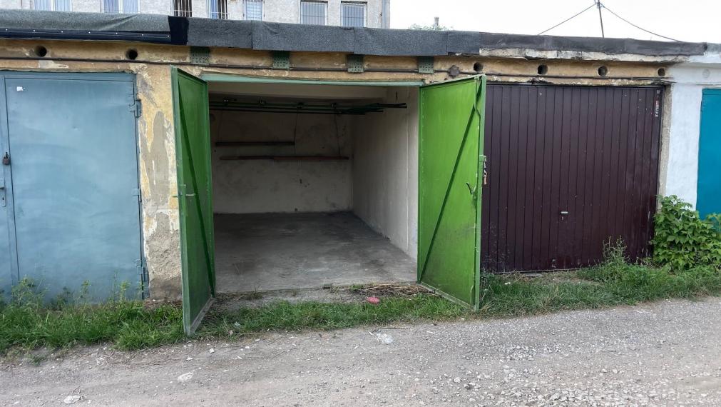 NA PREDAJ Garáž, Čárskeho ul., KE SEVER, dobrý stav