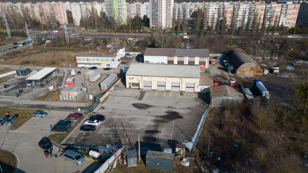 AREÁL - OBCHODNO - SKLADOVACIA budova s parkovacími miestami Nad Jazerom