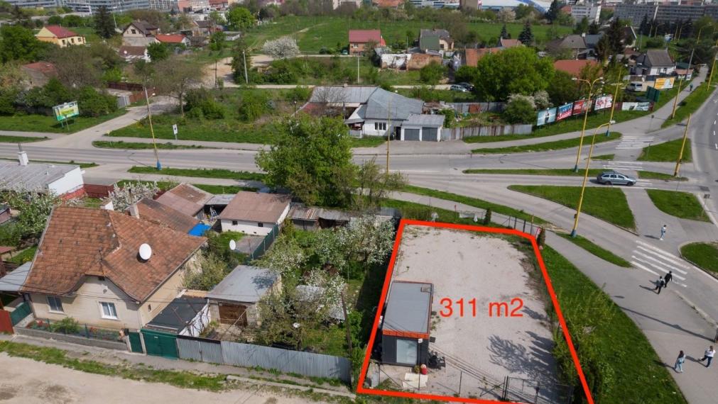 PRENÁJOM: Oplotený pozemok a kancelária, super lokalita, Toryská ul. pri OC Galeria KAUFLAND