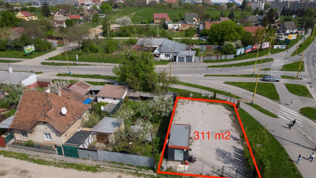 NA PREDAJ: Oplotený pozemok a kancelária, super lokalita, Toryská ul. pri OC Galeria KAUFLAND