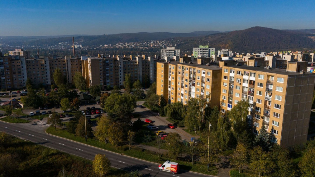 REZERVOVANÉ - 3 izb. byt, Varšavská 25, pri lese, 82 m2 + loggia, čiast. rekonštrukcia, dobré parkovanie