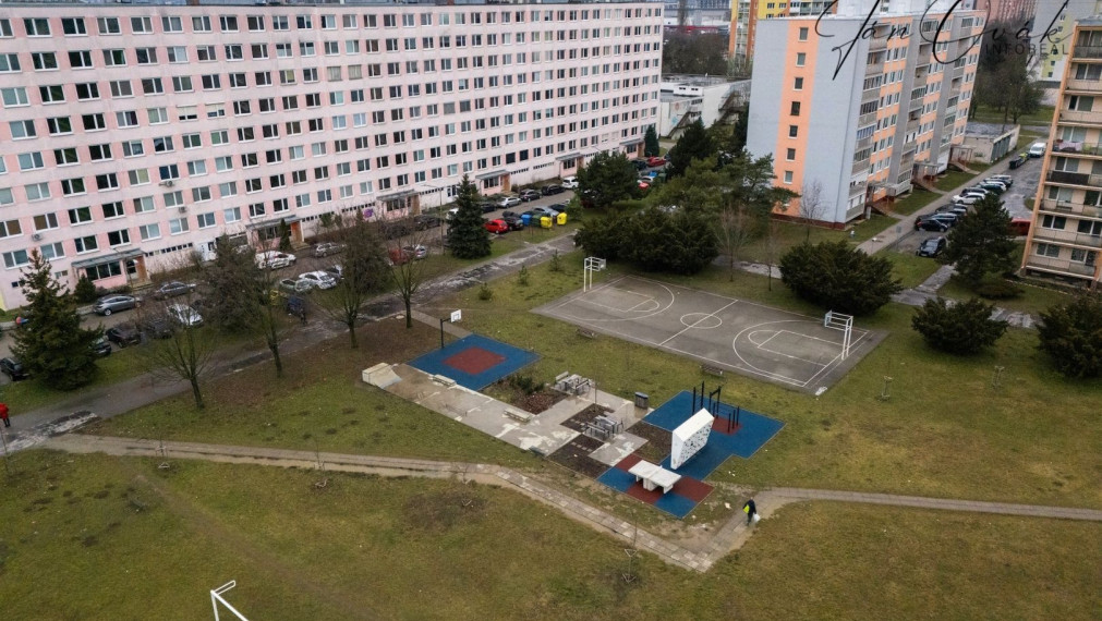 REZERVOVANÉ: 3 izb. byt + 6m. loggia, VAŽECKÁ ul., 2p., čiastočná rekonštrukcia, PRAŽSKÝ TYP