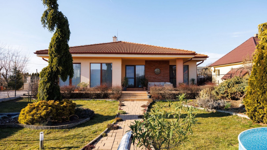 REZERVOVANÉ - DOM VALALIKY – bungalov, 145 m2 už. plocha, 2x garáž, pozemok 801 m2