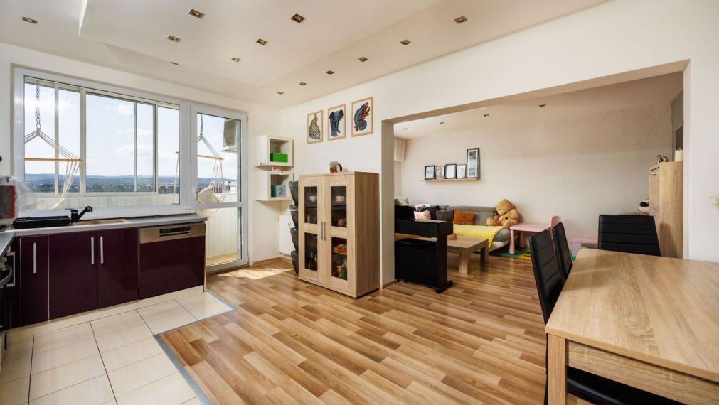 REZERVOVANÉ. 2 izbový byt 69 m2 Trieda SNP, 3x loggia, 2x parkovacie miesto