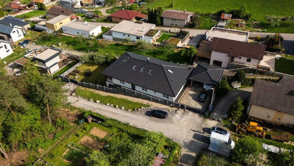 DOM BAŠKA, 350 M2 ÚŽ. PLOCHA, 882 M2 POZEMOK, VŠETKY IS