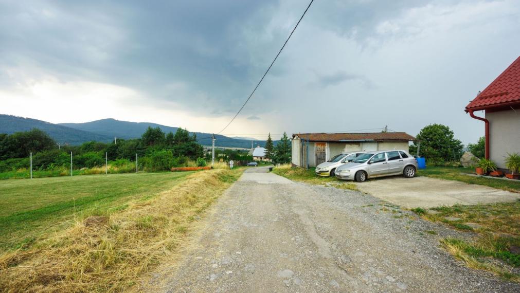 Stavebný pozemok 798 m2, KOŠICKÝ KLEČENOV - Borda,krásne prostredie pri lese