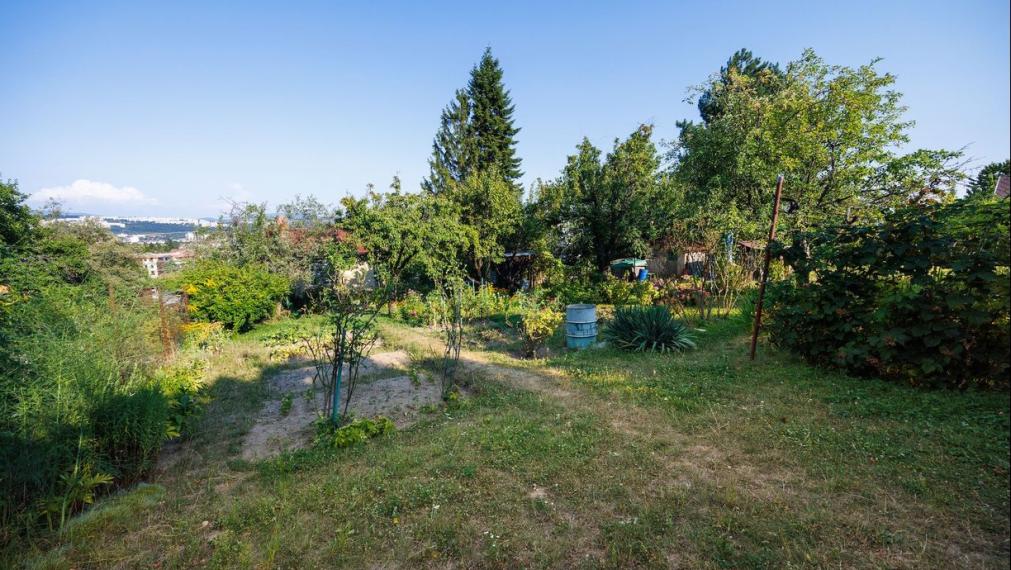 Záhrada 400 m² s drevenou chatkou, Košice SEVER - Kalvária