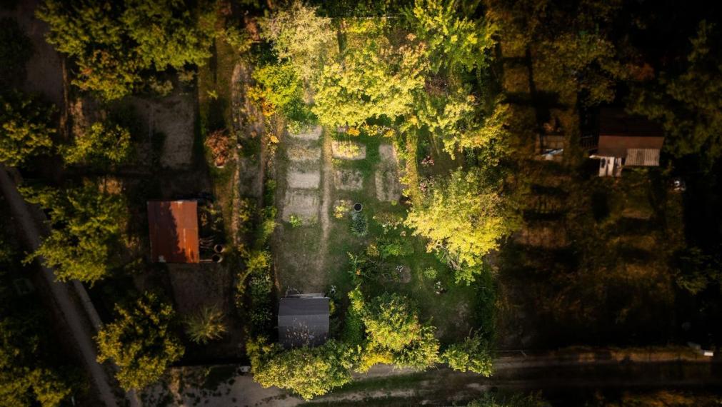 Záhrada 400 m² s drevenou chatkou, Košice SEVER - Kalvária