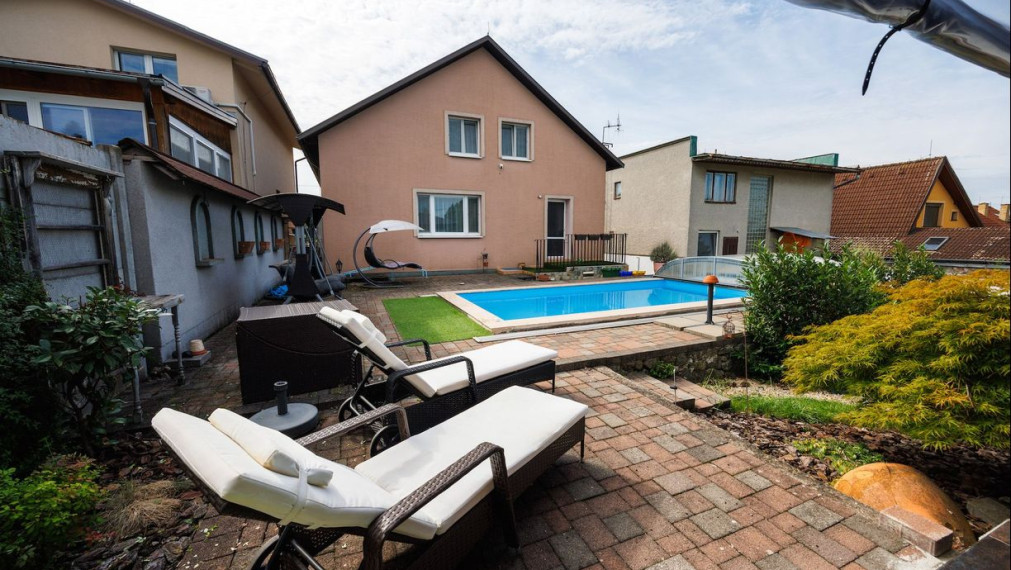 REZERVOVANÉ. DOM Rozhanovce – 190 m2 už. plocha, bazén, garáž, všetky IS, pozemok 540 m2