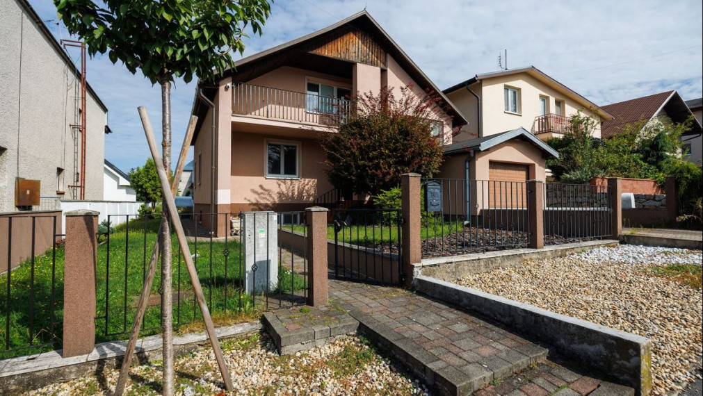 REZERVOVANÉ. DOM Rozhanovce – 190 m2 už. plocha, bazén, garáž, všetky IS, pozemok 540 m2