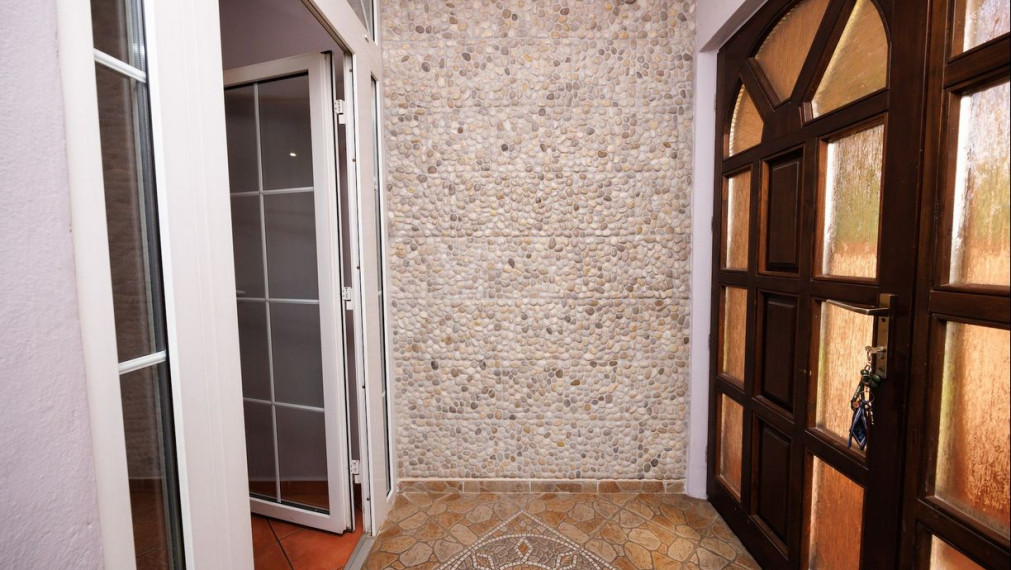 REZERVOVANÉ. DOM Rozhanovce – 190 m2 už. plocha, bazén, garáž, všetky IS, pozemok 540 m2