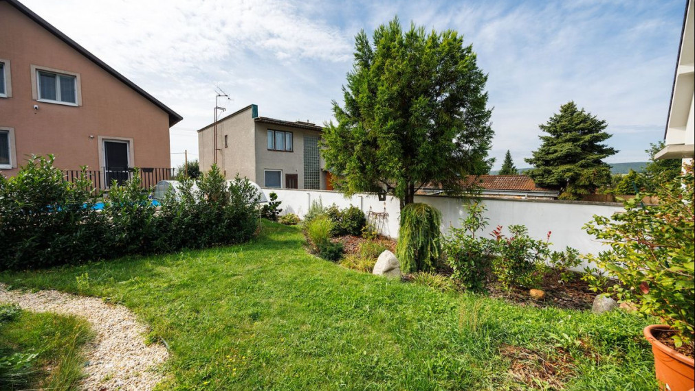 REZERVOVANÉ. DOM Rozhanovce – 190 m2 už. plocha, bazén, garáž, všetky IS, pozemok 540 m2