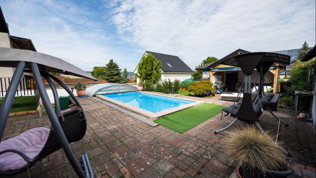 REZERVOVANÉ. DOM Rozhanovce – 190 m2 už. plocha, bazén, garáž, všetky IS, pozemok 540 m2