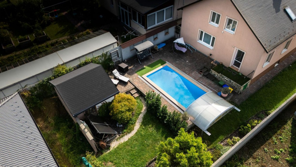 REZERVOVANÉ. DOM Rozhanovce – 190 m2 už. plocha, bazén, garáž, všetky IS, pozemok 540 m2