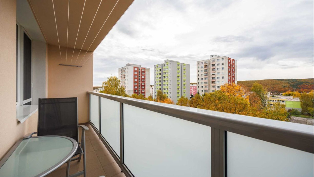 REZERVOVANÉ.  3 IZB. BYT PRAŽSKÝ TYP, 69 M2 + 6M LOOGGIA, ZOMBOVÁ UL., KVP, 5/8 POSCH.