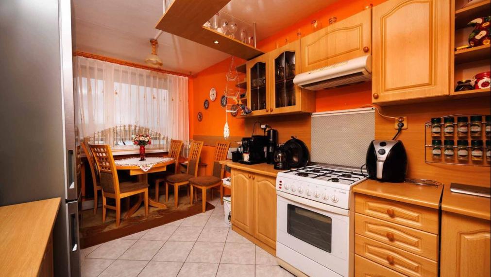 3 IZB. BYT PRAŽSKÝ TYP, 69 M2 + 6M LOOGGIA, ZOMBOVÁ UL., KVP, 5/8 POSCH.