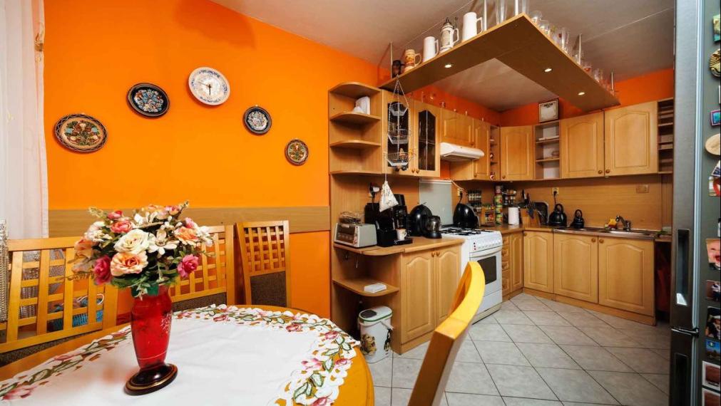 3 IZB. BYT PRAŽSKÝ TYP, 69 M2 + 6M LOOGGIA, ZOMBOVÁ UL., KVP, 5/8 POSCH.