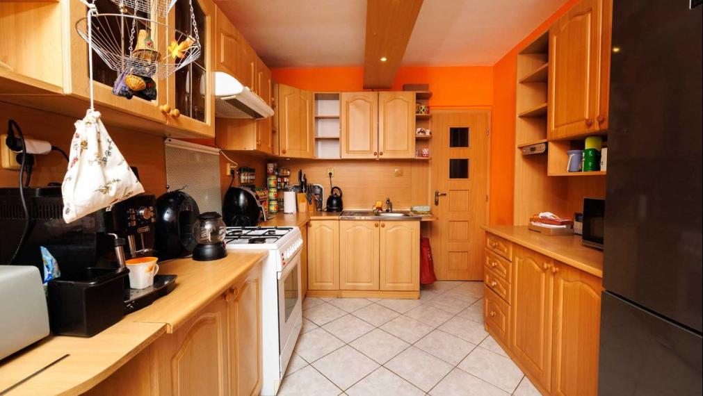 3 IZB. BYT PRAŽSKÝ TYP, 69 M2 + 6M LOOGGIA, ZOMBOVÁ UL., KVP, 5/8 POSCH.