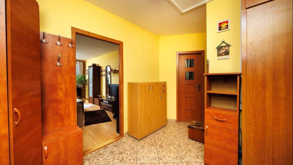 3 IZB. BYT PRAŽSKÝ TYP, 69 M2 + 6M LOOGGIA, ZOMBOVÁ UL., KVP, 5/8 POSCH.