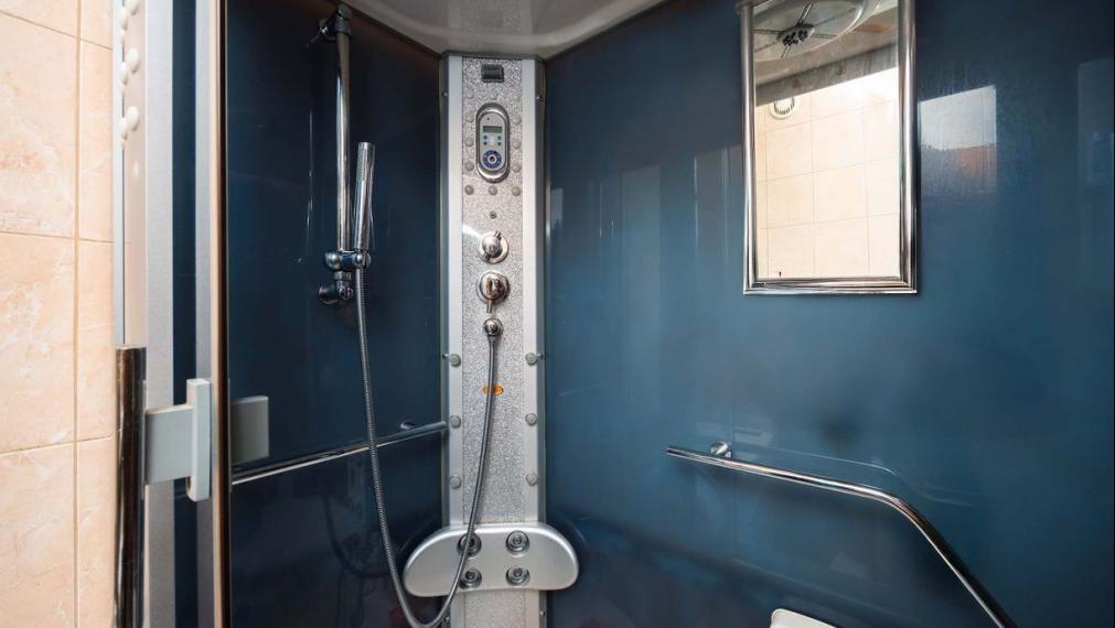 3 IZB. BYT PRAŽSKÝ TYP, 69 M2 + 6M LOOGGIA, ZOMBOVÁ UL., KVP, 5/8 POSCH.