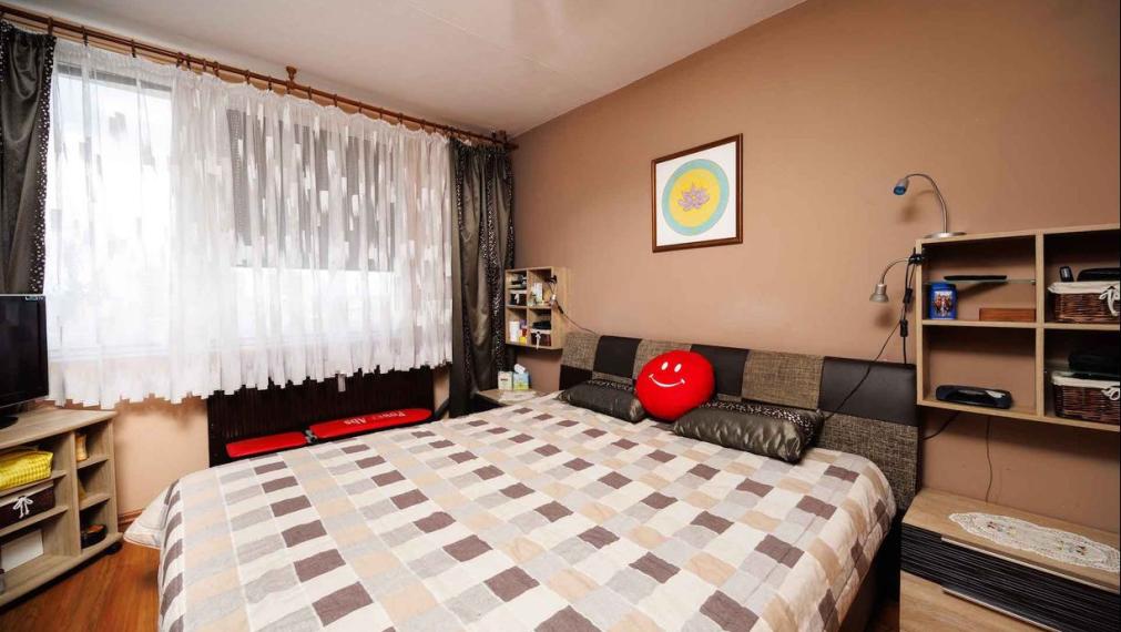 3 IZB. BYT PRAŽSKÝ TYP, 69 M2 + 6M LOOGGIA, ZOMBOVÁ UL., KVP, 5/8 POSCH.