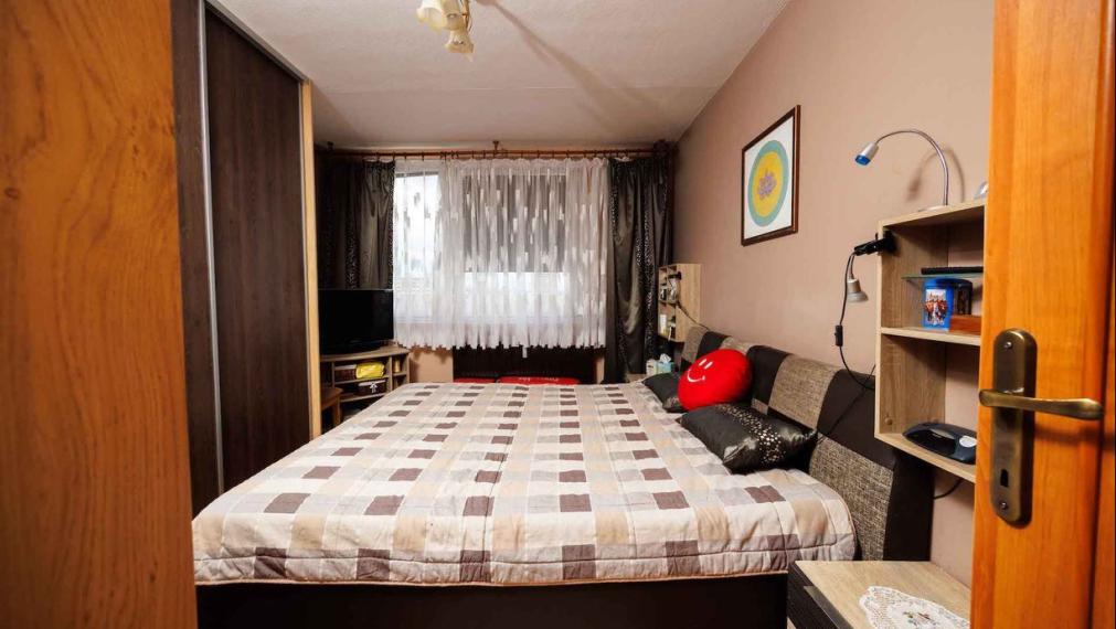 3 IZB. BYT PRAŽSKÝ TYP, 69 M2 + 6M LOOGGIA, ZOMBOVÁ UL., KVP, 5/8 POSCH.