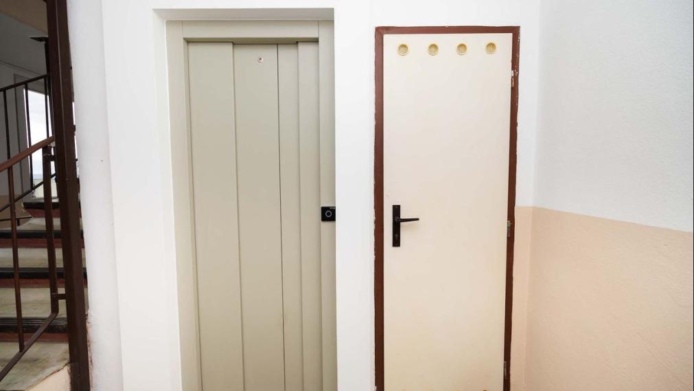 3 IZB. BYT PRAŽSKÝ TYP, 69 M2 + 6M LOOGGIA, ZOMBOVÁ UL., KVP, 5/8 POSCH.