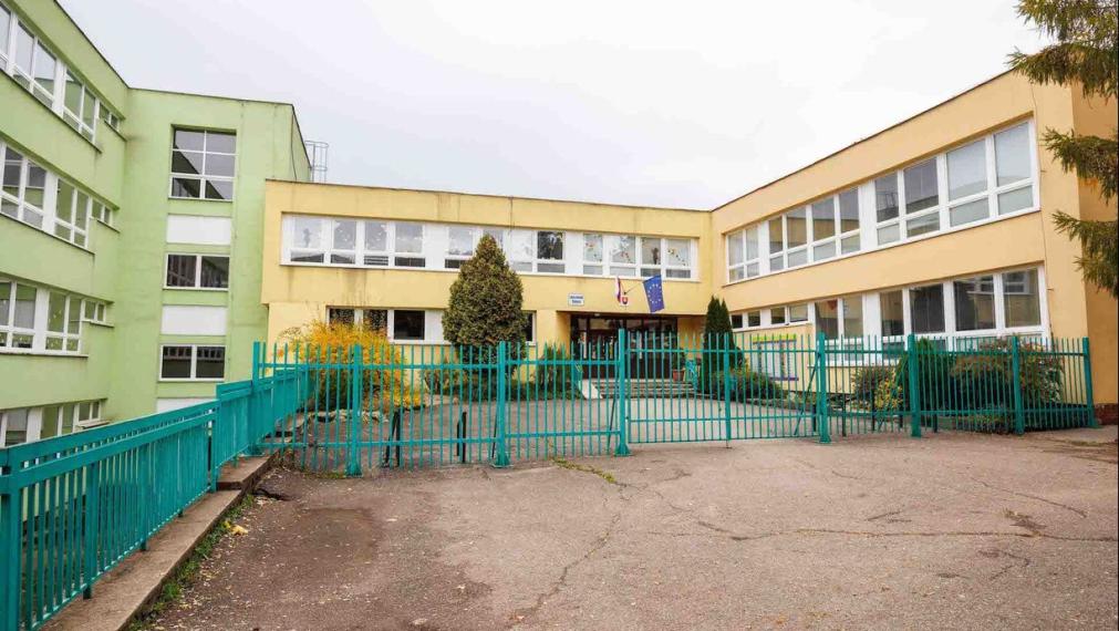 3 IZB. BYT PRAŽSKÝ TYP, 69 M2 + 6M LOOGGIA, ZOMBOVÁ UL., KVP, 5/8 POSCH.