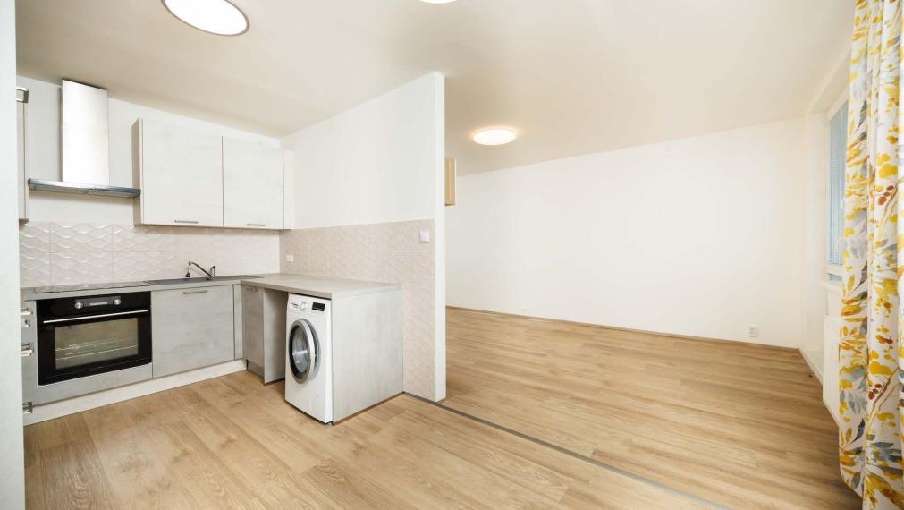 3 IZBOVÝ PRAŽSKÝ TYP 69 M2 + 6M LOGGIA, MICHALOVSKÁ UL., SÍDLISKO TERASA, 3 POSCH.