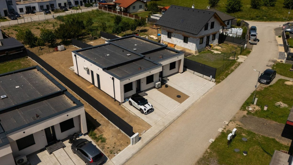 REZERVOVANÉ.  NOVOSTAVBA 3 izbový dom Rybárska ul., IBV Pri jazere, tepelné čerpadlo, pozemok 323 m2