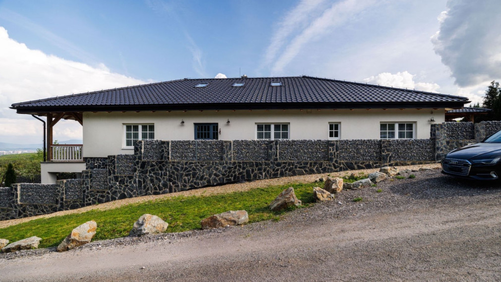 DOM BAŠKA, 350 M2 ÚŽ. PLOCHA, 882 M2 POZEMOK, VŠETKY IS