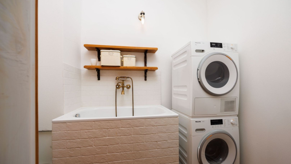 DOM BAŠKA, 350 M2 ÚŽ. PLOCHA, 882 M2 POZEMOK, VŠETKY IS