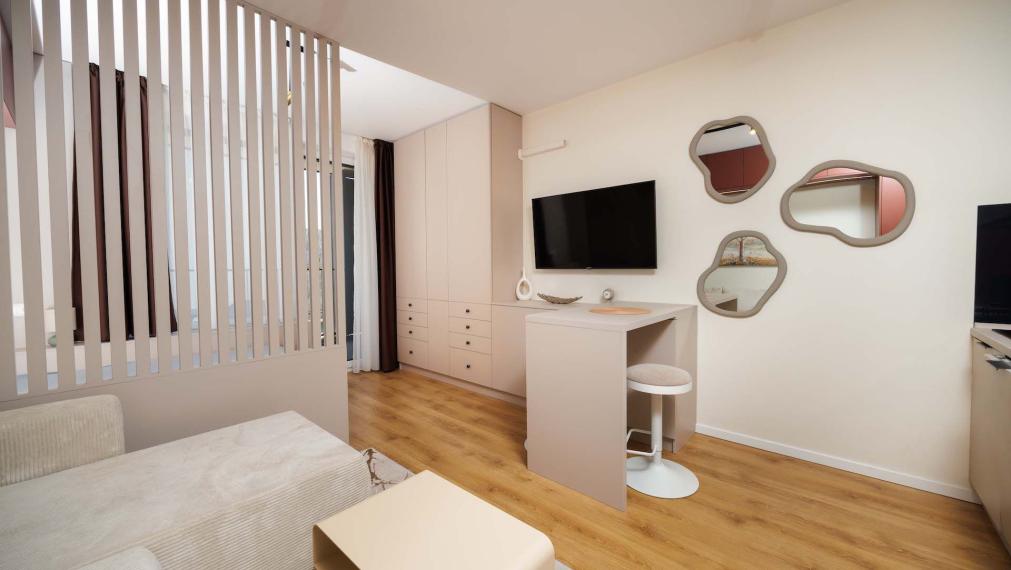 PRENÁJOM: 1-izb. byt s TERASOU A PARKOVANÍM – NOVOSTAVBA BYTY POPRADSKÁ, KE - Západ, plne zariadený, voľný okamžite