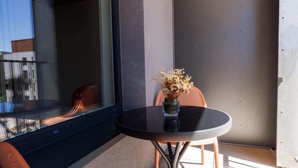 PRENÁJOM: 1-izb. byt s TERASOU A PARKOVANÍM – NOVOSTAVBA BYTY POPRADSKÁ, KE - Západ, plne zariadený, voľný okamžite