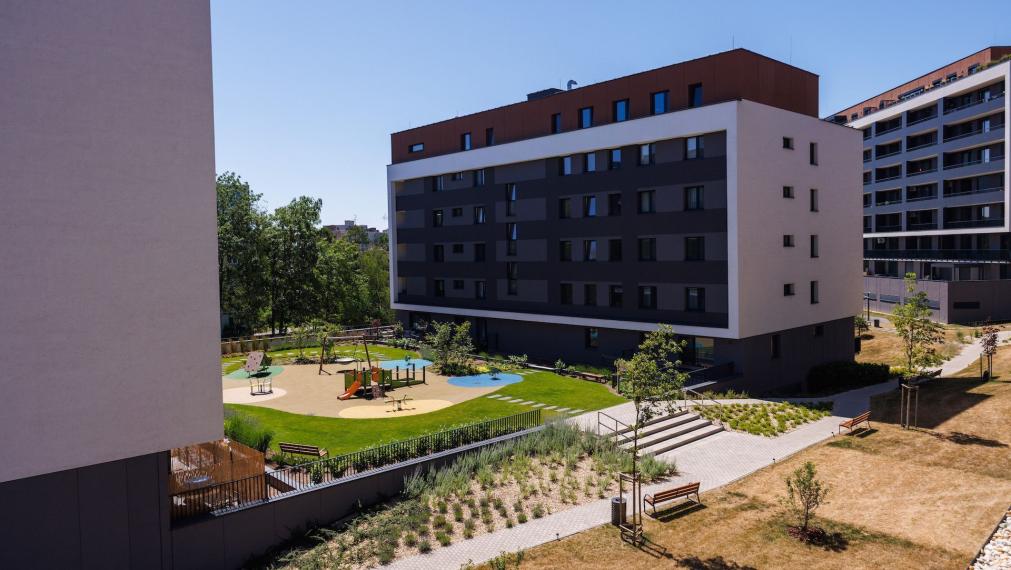 PRENÁJOM: 1-izb. byt s TERASOU A PARKOVANÍM – NOVOSTAVBA BYTY POPRADSKÁ, KE - Západ, plne zariadený, voľný okamžite