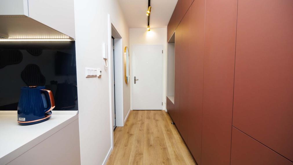 PRENÁJOM: 1-izb. byt s TERASOU A PARKOVANÍM – NOVOSTAVBA BYTY POPRADSKÁ, KE - Západ, plne zariadený, voľný okamžite