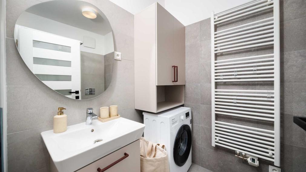 PRENÁJOM: 1-izb. byt s TERASOU A PARKOVANÍM – NOVOSTAVBA BYTY POPRADSKÁ, KE - Západ, plne zariadený, voľný okamžite