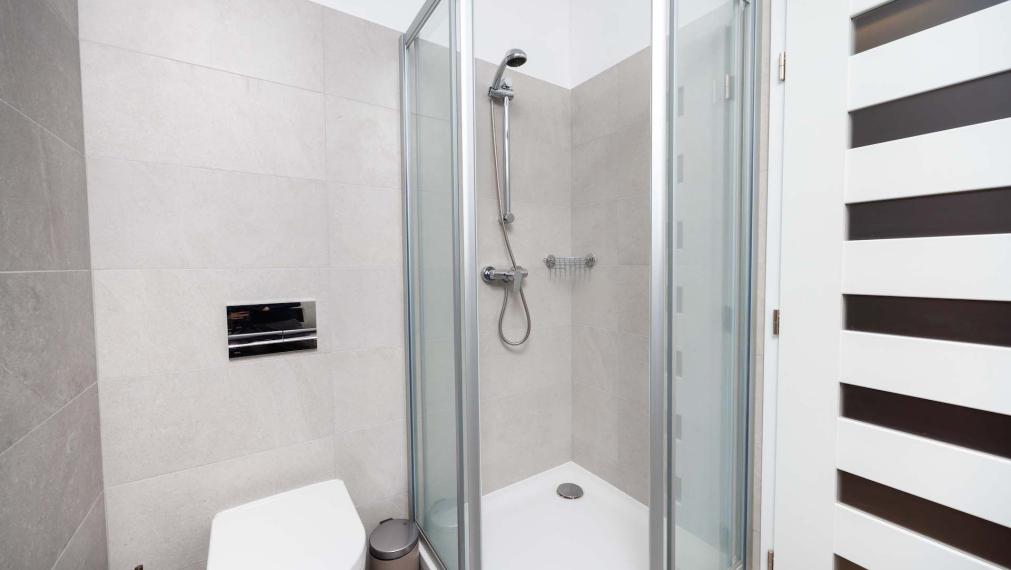 PRENÁJOM: 1-izb. byt s TERASOU A PARKOVANÍM – NOVOSTAVBA BYTY POPRADSKÁ, KE - Západ, plne zariadený, voľný okamžite