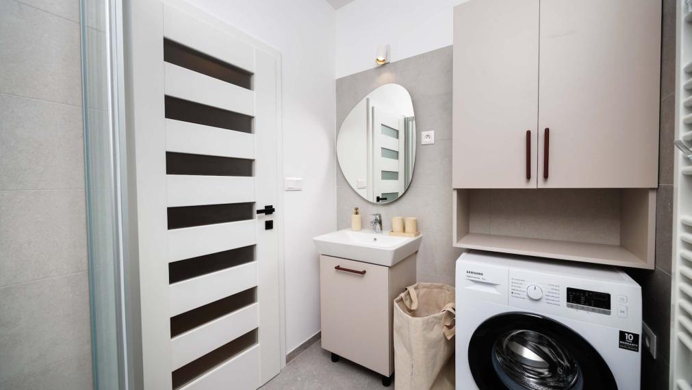 PRENÁJOM: 1-izb. byt s TERASOU A PARKOVANÍM – NOVOSTAVBA BYTY POPRADSKÁ, KE - Západ, plne zariadený, voľný okamžite