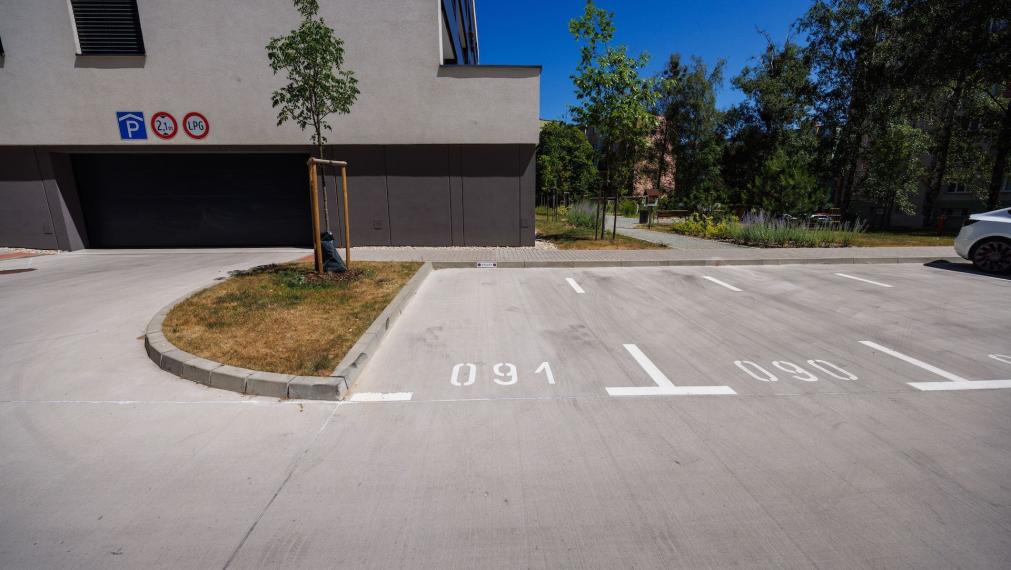 PRENÁJOM: 1-izb. byt s TERASOU A PARKOVANÍM – NOVOSTAVBA BYTY POPRADSKÁ, KE - Západ, plne zariadený, voľný okamžite