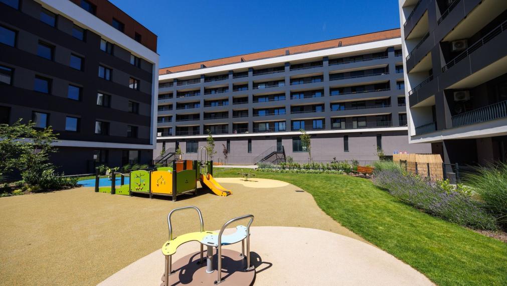 PRENÁJOM: 1-izb. byt s TERASOU A PARKOVANÍM – NOVOSTAVBA BYTY POPRADSKÁ, KE - Západ, plne zariadený, voľný okamžite