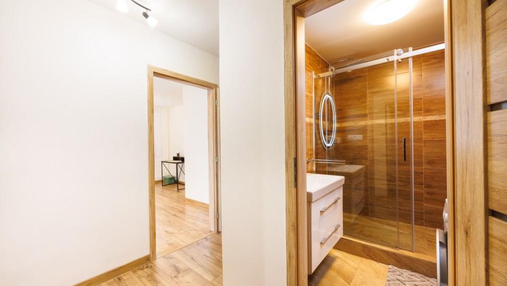 NOVÁ REKONŠTRUKCIA 3 izbový byt 65 m2, Palárikova ul.(pri Auparku), 1. poschodie, 2x loggia(zasklená)