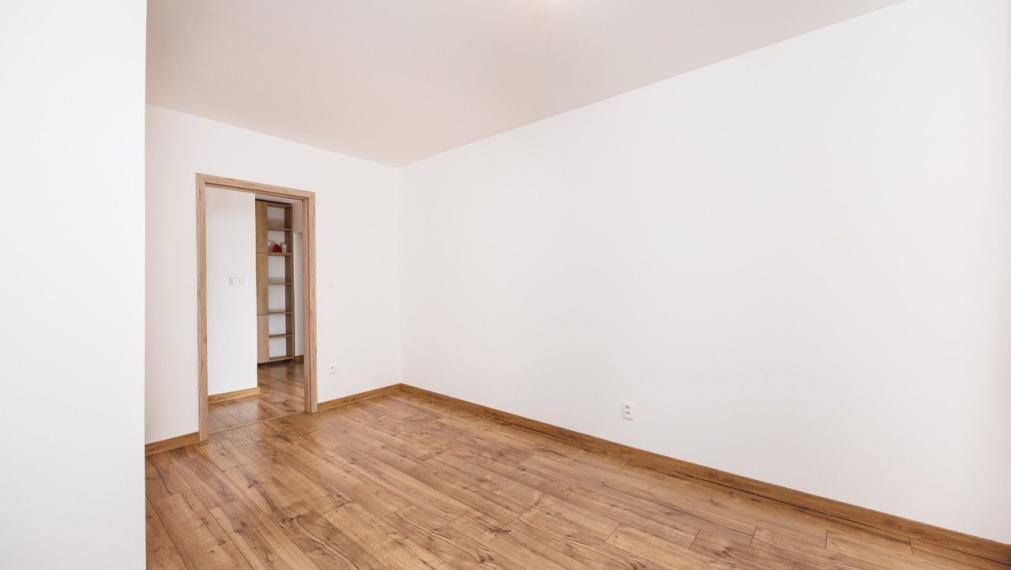 NOVÁ REKONŠTRUKCIA 3 izbový byt 65 m2, Palárikova ul.(pri Auparku), 1. poschodie, 2x loggia(zasklená)