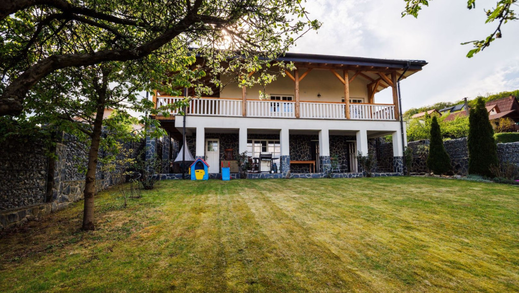 DOM BAŠKA, 350 M2 ÚŽ. PLOCHA, 882 M2 POZEMOK, VŠETKY IS