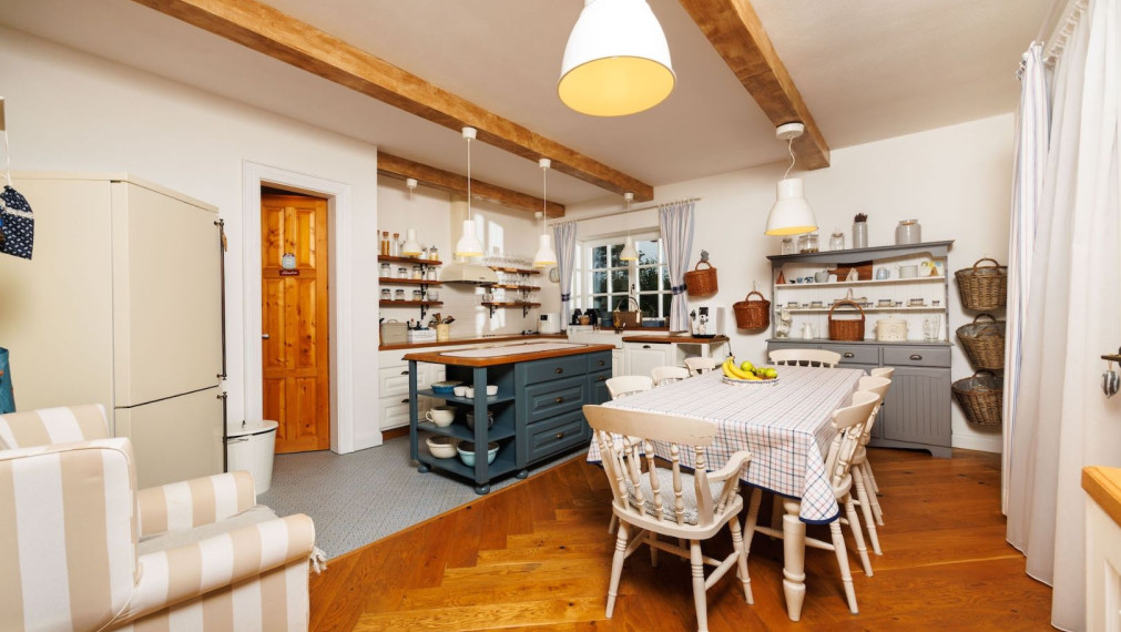 DOM BAŠKA, 350 M2 ÚŽ. PLOCHA, 882 M2 POZEMOK, VŠETKY IS