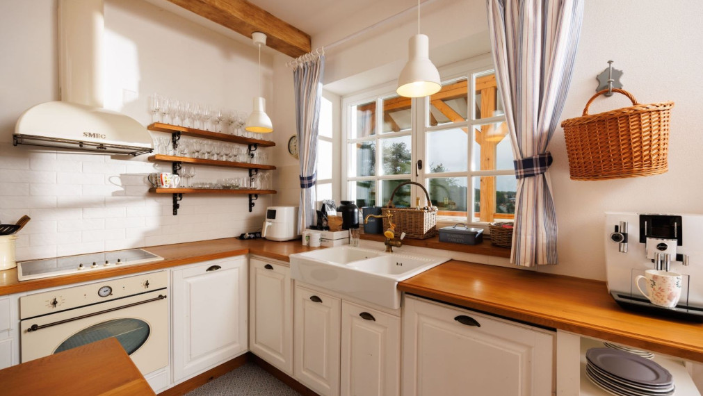 DOM BAŠKA, 350 M2 ÚŽ. PLOCHA, 882 M2 POZEMOK, VŠETKY IS