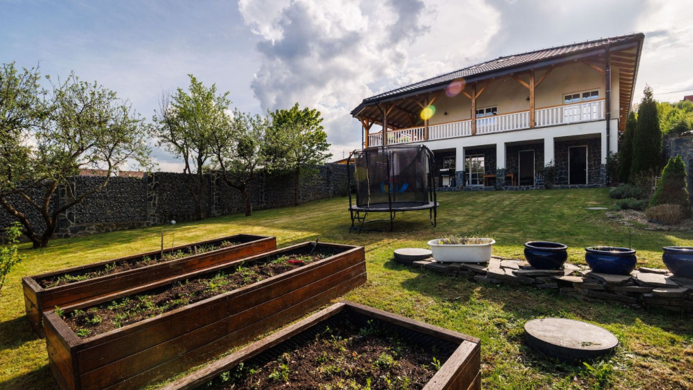 DOM BAŠKA, 350 M2 ÚŽ. PLOCHA, 882 M2 POZEMOK, VŠETKY IS