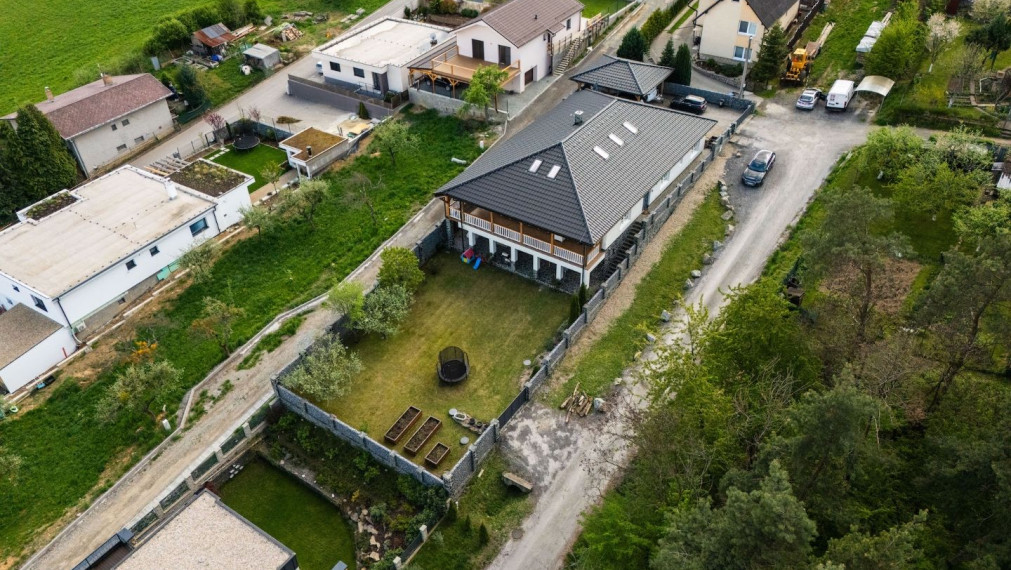 DOM BAŠKA, 350 M2 ÚŽ. PLOCHA, 882 M2 POZEMOK, VŠETKY IS
