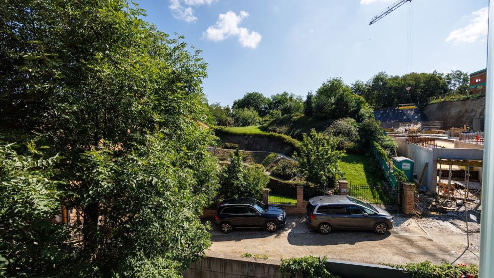 REZERVOVANÉ.  4 IZBOVÝ DOM 141 M2 ÚŽ. PL. - STARÉ MESTO, FLORIANSKA UL. 2X PARKING