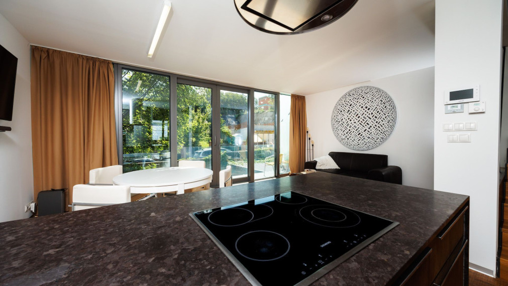 REZEVOVANÉ.  DOM FLORIANSKA UL., STARÉ MESTO, 2x parking